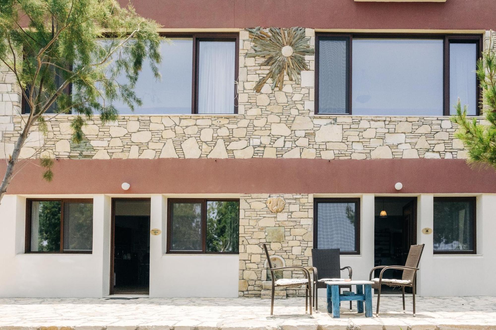 Iliatoras Aparthotel Agia Pelagia  Exterior photo